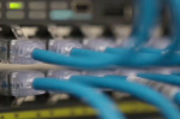 Cisco switch ports with Ethernet cables, illustrating Auto-MDIX automatic cable detection for straight-through and crossover connections.