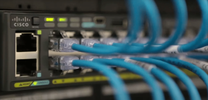 Cisco switch ports with Ethernet cables, illustrating Auto-MDIX automatic cable detection for straight-through and crossover connections.