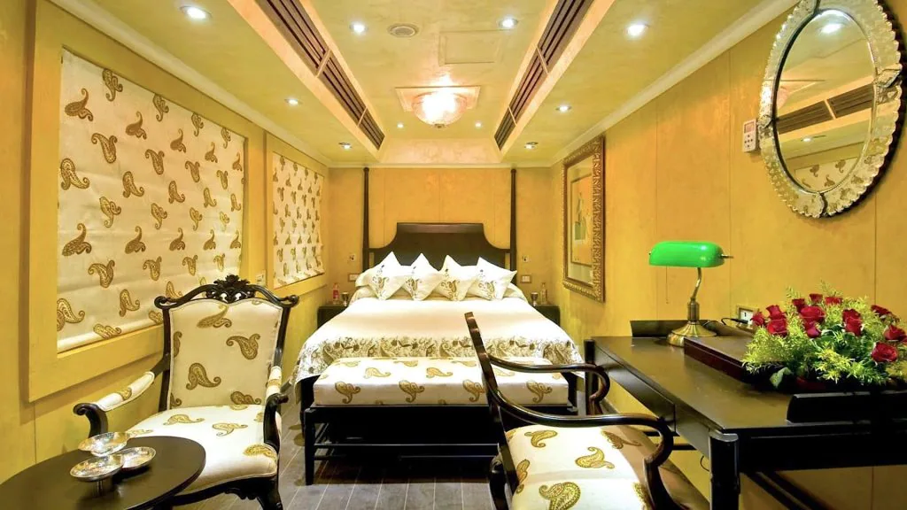 How To Get More Luxurious Bedroom Ideas With Light Fixtures