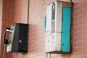 Person using a smartphone to search for someone’s name by phone number