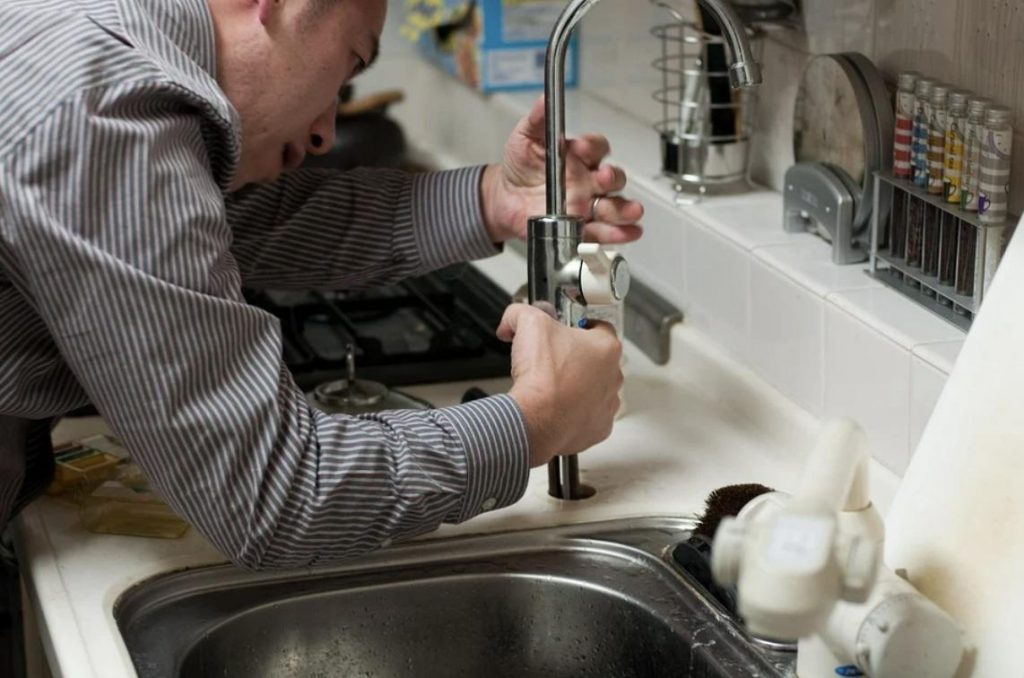 Top 3 benefits of hiring professional plumbers