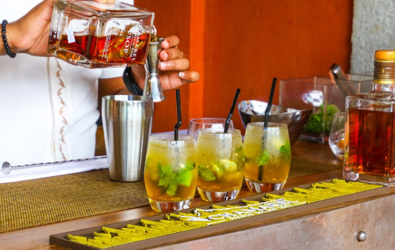 How To Host the Perfect Cocktail Party