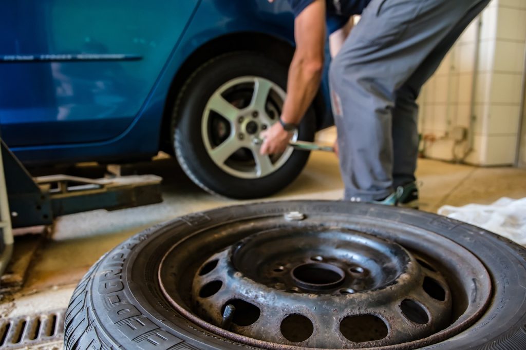 5 Warning Signs That Your Car Needs A Service 5 Warning Signs That Your Car Needs A Service