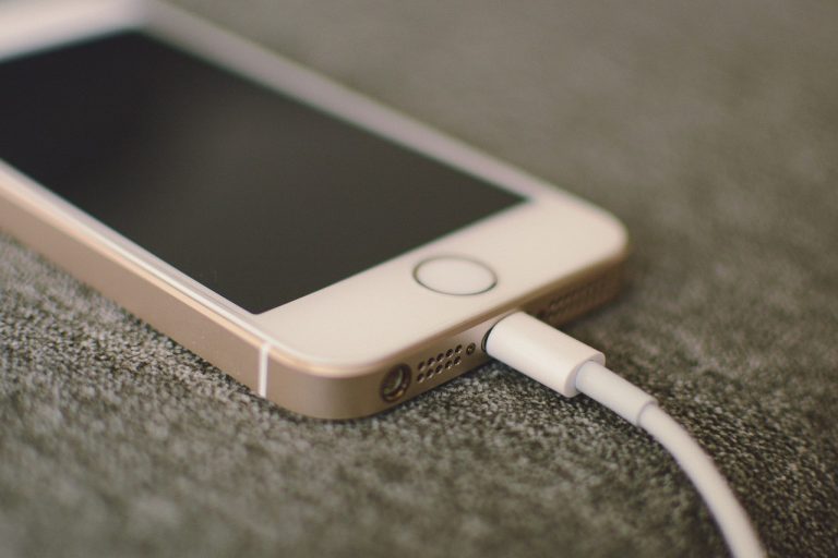 5 Reasons To Invest in Phone Charging Stations