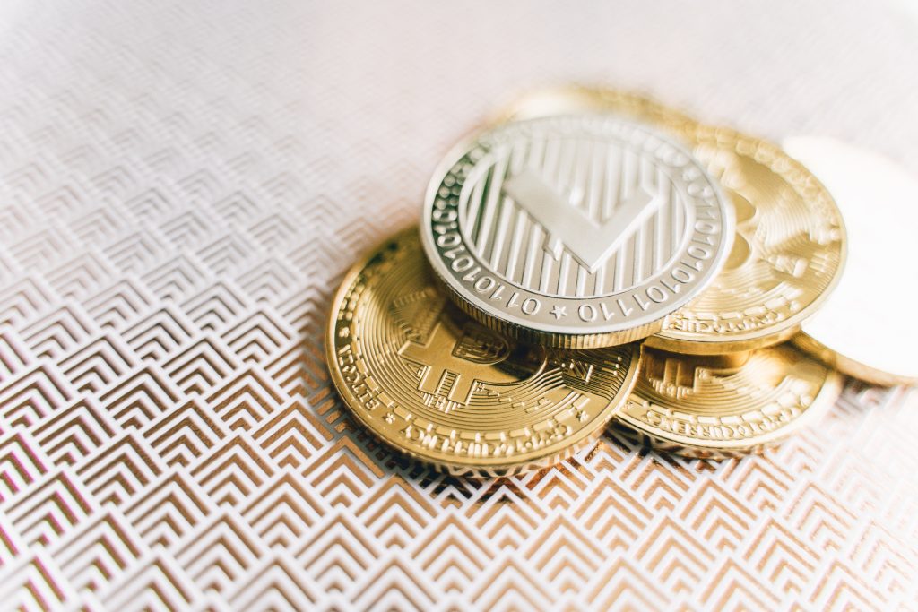 What are the types of Altcoins and how can they be analyzed?