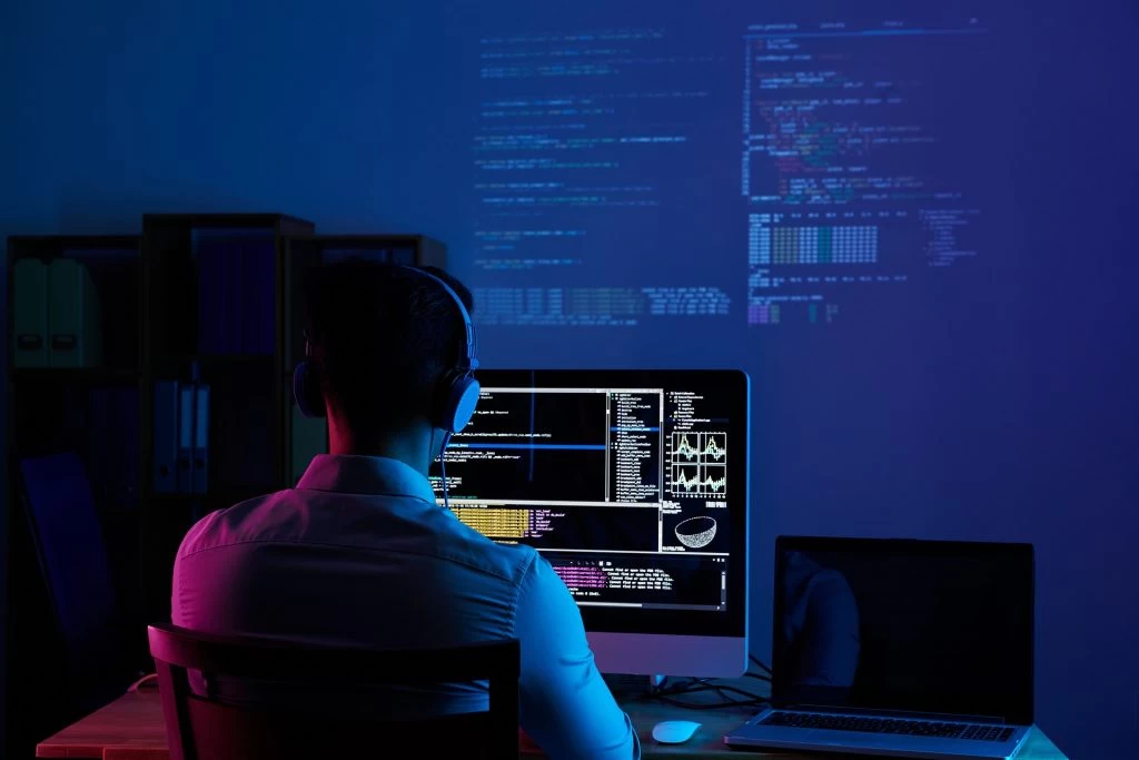 Decoding the Tech World: The Differences Between Software Engineers and Developers – Revature