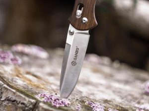 A handcrafted Huusk knife displayed with a sharp blade and ergonomic handle.