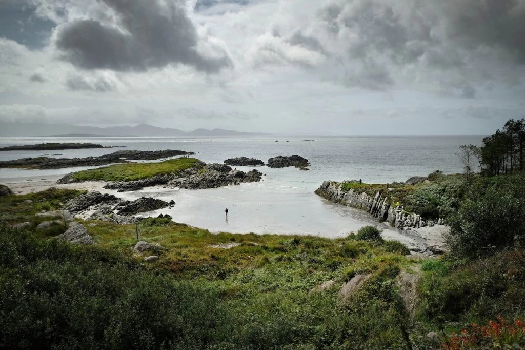 Celtic Adventures: Unraveling Ireland with Memorable Tours and the Scenic Train Ride from Edinburgh to London