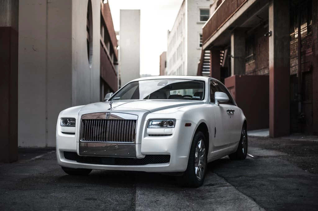 Luxury Experiences Exploring Dubai in Style with Rolls Royce Rentals