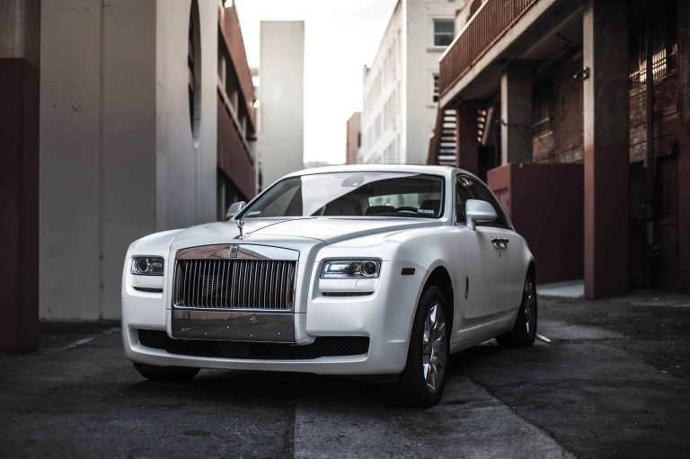 Luxury Experiences Exploring Dubai in Style with Rolls Royce Rentals