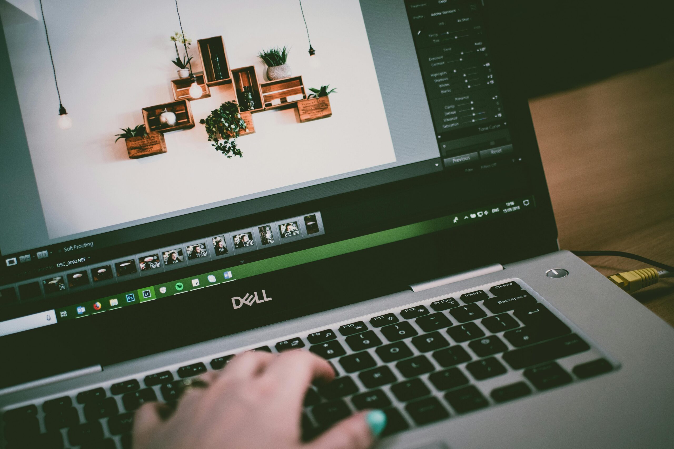 Why Should Graphic Designers Consider a Portable OLED Monitor?